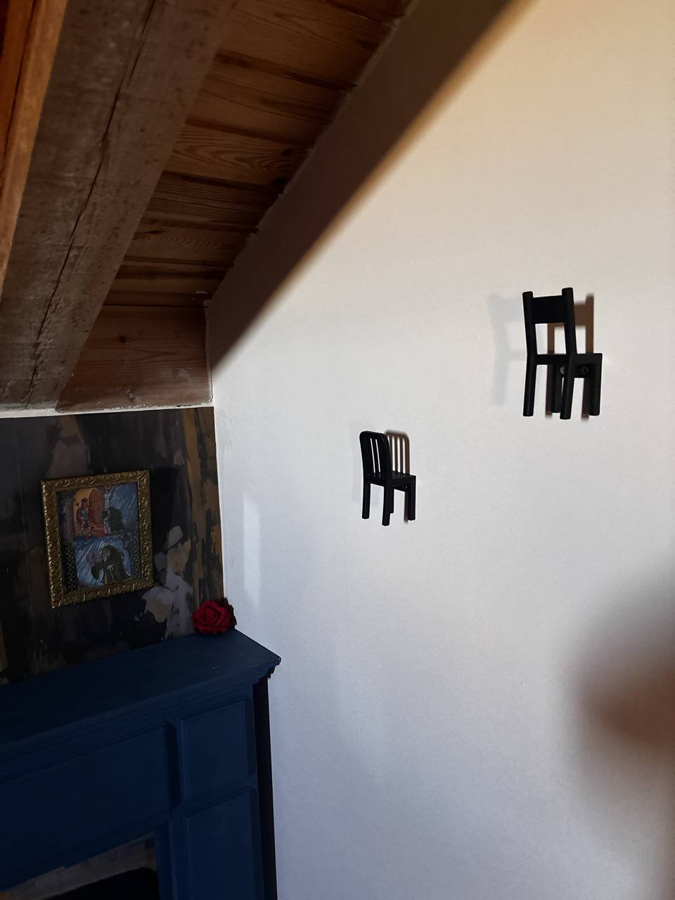 Sillitas en miniatura colgadas de una pared