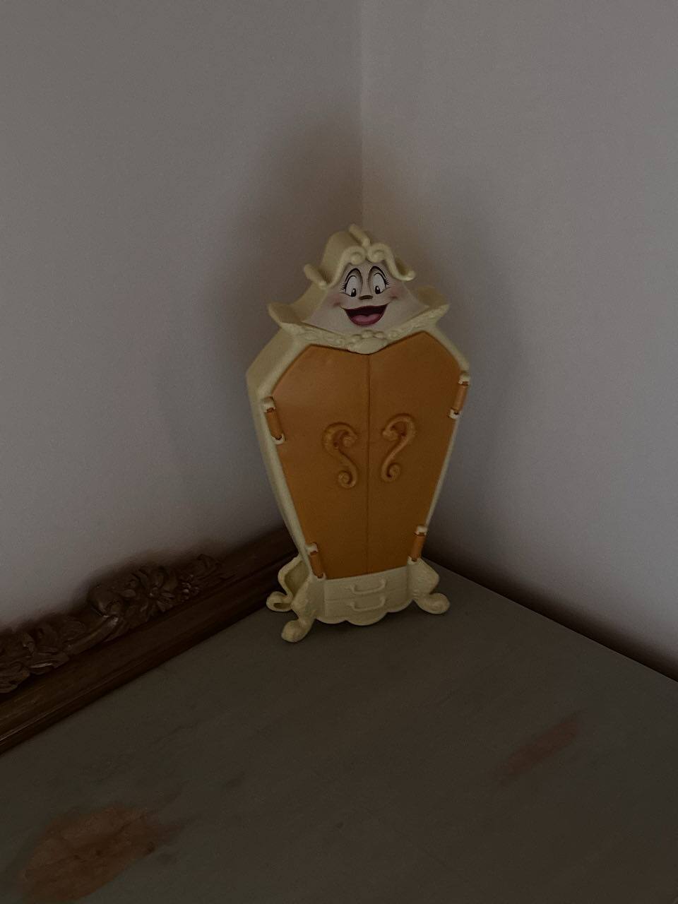 Pequeño armario decorativo en un rincón del dormitorio