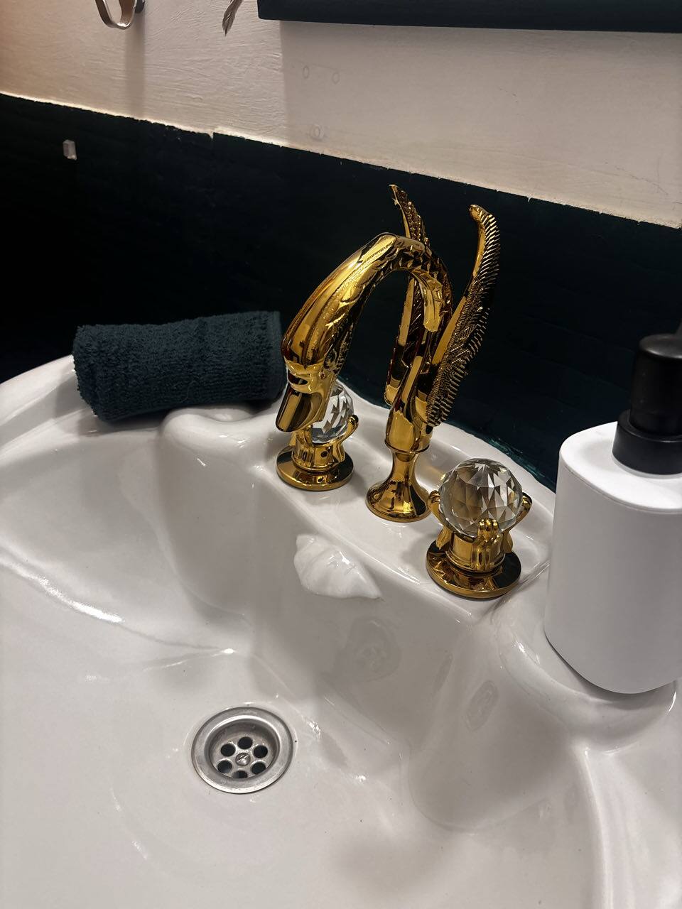 Grifería en forma de cisne dorado sobre un lavabo