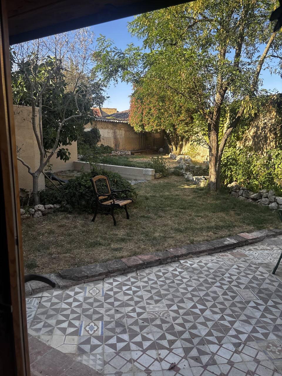 Vista del jardín y la terraza con su suelo hidráulico