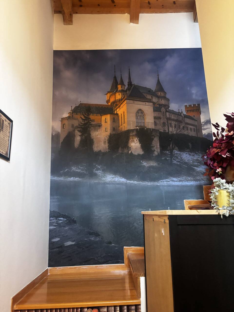 Mural de castillo pintado en la escalera de la casa