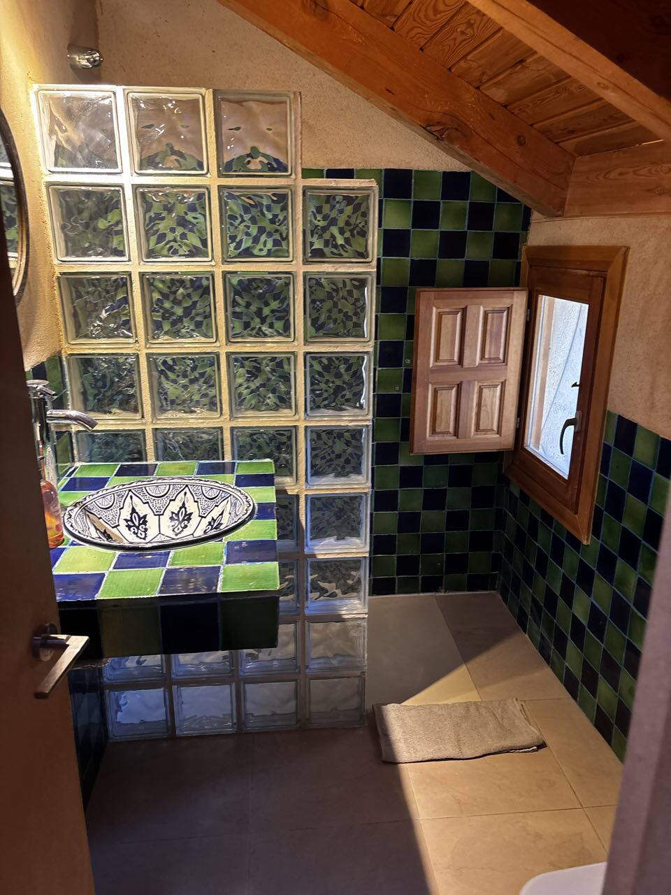 Baño con ducha de la casa