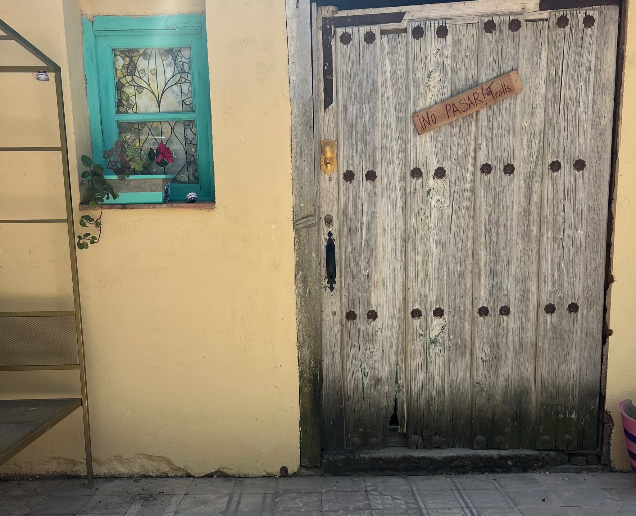 Puerta de madera con tirador dorado tallado, rincón de Alicia en el País de las Maravillas